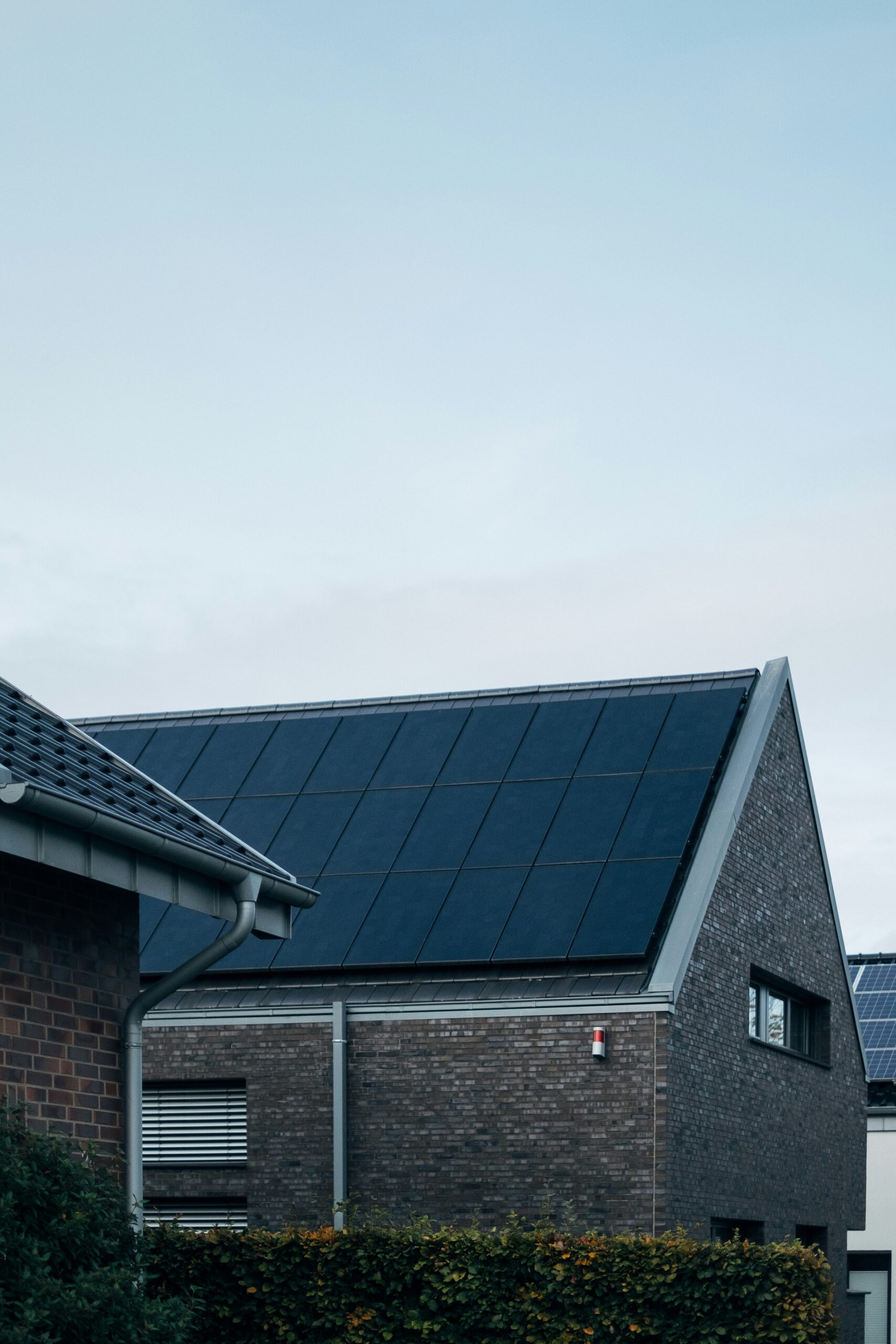 Ein haus mit PV-Modulen auf dem Dach