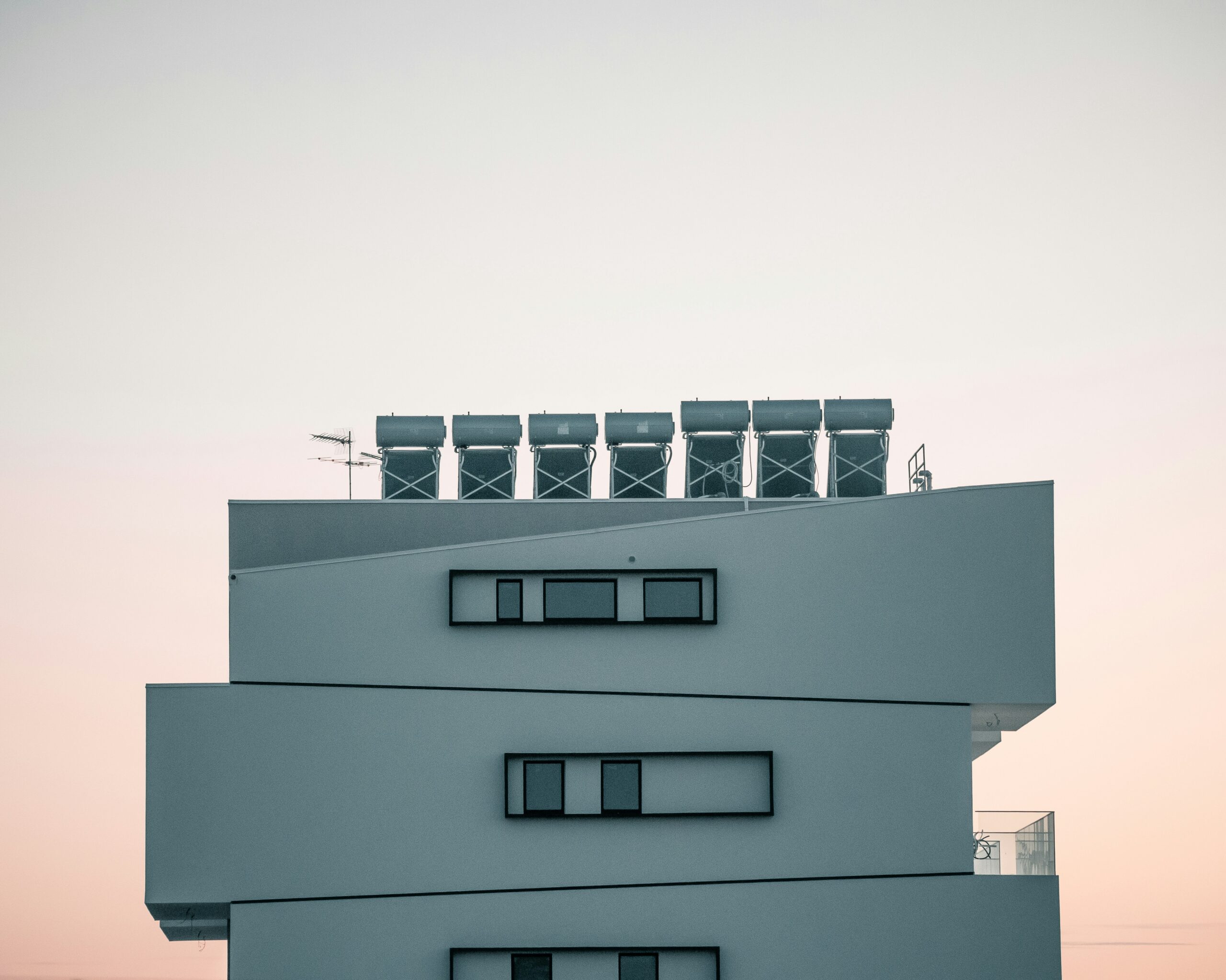 Modernes Gebäude mit Solarpaneelen auf dem Dach