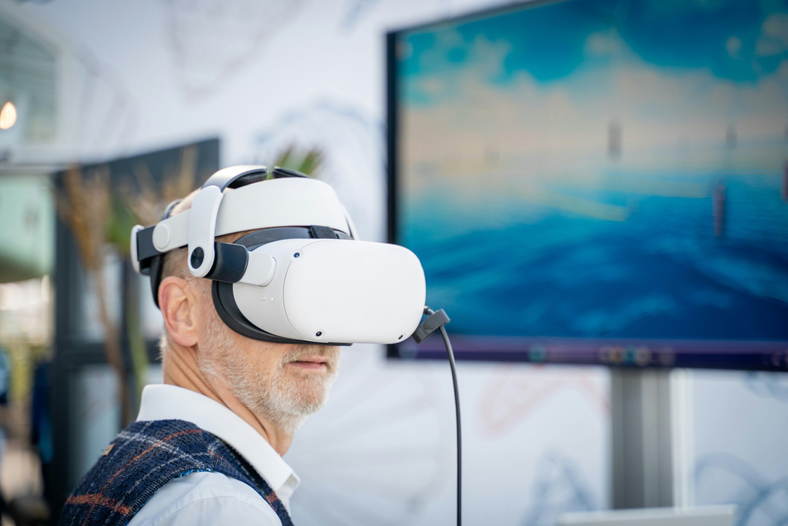 Foto einer Person, die ein VR Headset trägt
