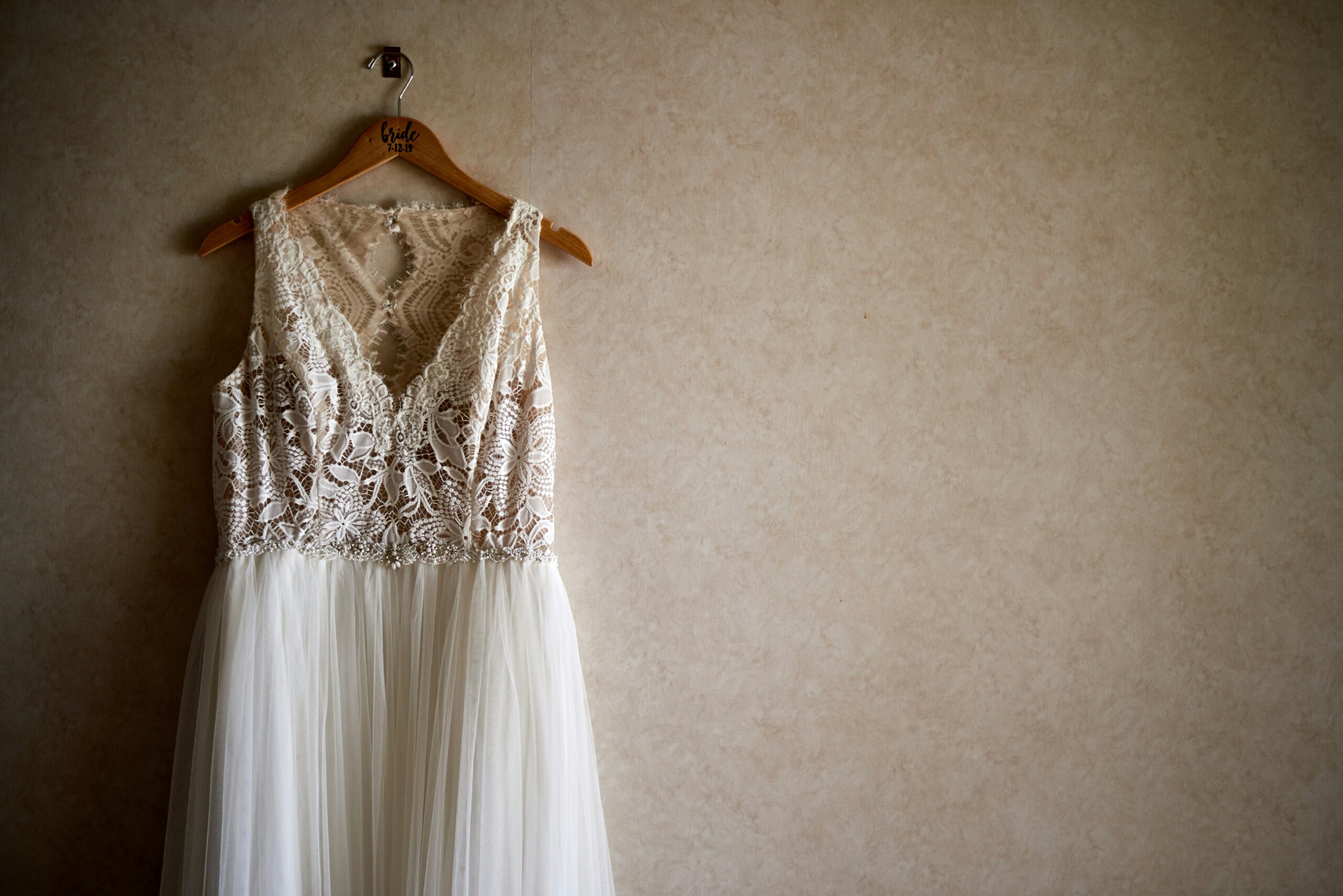 Foto eines Hochzeitskleids auf einem Kleiderbügel
