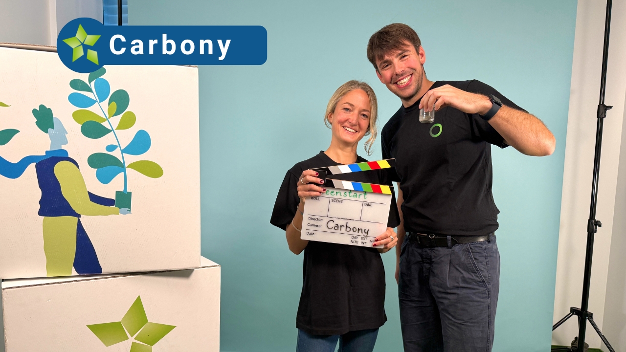 <h3>Carbony - Remove Carbon Now</h3>
<p>Durch das gezielte Ausbringen von fein gemahlenem Vulkangestein auf land- und forstwirtschaftlichen Flächen beschleunigt Carbony natürliche Verwitterungsprozesse. Mittels der Methode "Enhanced Rock Weathering" (ERW, auf Deutsch: verstärkte Verwitterung von Gestein) kann Kohlendioxid (CO₂) auf natürliche Weise aus der Luft entfernt werden. Kommt das Gesteinsmehl in Kontakt mit Regen, wird CO₂ aus der Atmosphäre entfernt und langfristig in stabilen Mineralformen gespeichert. Dadurch wird CO₂ z. B. in Form von Karbonaten gebunden, die Bodenqualität verbessert und eine nachhaltigere Land- und Forstwirtschaft vorangetrieben. Das oberösterreichische Start-up will ERW als naturbasierte, skalierbare und low-tech Methode zur Kohlenstoffsenkung etablieren – für langfristige Negativ-Emissionen mit messbaren positiven Effekten für Klimaschutz, Biodiversität und Bodengesundheit. – <a href="https://greenstart.at/projekt/carbony-2/" target="_blank">Zur Detailseite</a></p>
<div class="voting"><a href="https://youtu.be/NLn5E4ZEh_0 " class="voting-video" data-fancybox>Video</a><span class="voting-text">Wählen</span></div>