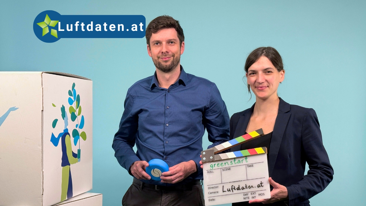 <h3>Luftdaten.at – mobile Messdaten zur Klimawandelanpassung in Städten & am Arbeitsplatz</h3>
<p>Luftdaten.at macht Klimaanpassung messbar und ermöglicht, Umweltbedingungen zu verstehen und gezielt Verbesserungen umzusetzen. Der mobile Sensor Air Around gibt Bürger:innen die Möglichkeit, Parameter wie die Temperatur und die Luftqualität (z. B. Feinstaub) in ihrer persönlichen Umgebung zu messen. Der Sensor kann individuell oder etwa in städtischen Bürger:innenbeteiligungsprojekten und von Schulklassen eingesetzt werden. Mit dem mobilen Air Badge haben Arbeitnehmer:innen die Möglichkeit, Hitze und Luftqualität im Job zu beobachten und wertvolle Daten zur Arbeitsplatzqualität zu erhalten, die wesentlich für Wohlbefinden und Leistung sind. Die zugehörige App ermöglicht Live-Messungen und anonyme Übermittlung an den Datahub, wo die Daten aggregiert und ausgewertet werden.  – <a href="https://greenstart.at/projekt/air-around-by-luftdaten-at/" target="_blank">Zur Detailseite</a></p>
<div class="voting"><a href="https://youtu.be/1Vv2qVUghbY " class="voting-video" data-fancybox>Video</a><span class="voting-text">Wählen</span></div>
