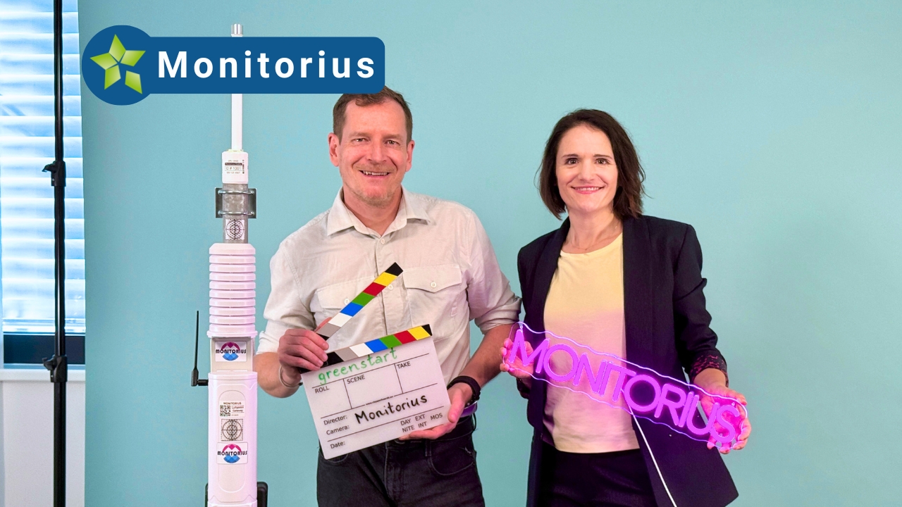 <h3>Monitorius - Smart Data. Real-Time Safety.</h3>
<p>Monitorius hat sich zum Ziel gesetzt, Umweltveränderungen und Naturgefahren, wie Hangrutschungen oder Murgänge, frühzeitig zu erkennen und relevante Akteur:innen rechtzeitig zu informieren. Das Wiener Start-up bietet dafür ein innovatives, modulares Plug-&-Play-System für bodennahe Erd-, Atmosphären- und Umweltbeobachtung. Die energieeffizienten Multi-Sensornetzwerke erfassen und analysieren Umweltdaten KI-gestützt direkt im Gelände – ideal für den dauerhaften Einsatz in besonders gefährdeten und/oder abgelegenen Regionen. So erhalten Behörden, Gemeinden und Infrastrukturbetreiber präzise Warnungen und fundierte Entscheidungsgrundlagen zur Risikobewertung und Vorsorge. Damit leistet Monitorius einen konkreten Beitrag zur Klimaanpassung und stärkt die Resilienz gegenüber Naturgefahren – datenbasiert, autonom und zuverlässig. – <a href="https://greenstart.at/projekt/monitorius/" target="_blank">Zur Detailseite</a></p>
<div class="voting"><a href="https://youtu.be/jBNLpZPYWb0 " class="voting-video" data-fancybox>Video</a><span class="voting-text">Wählen</span></div>
