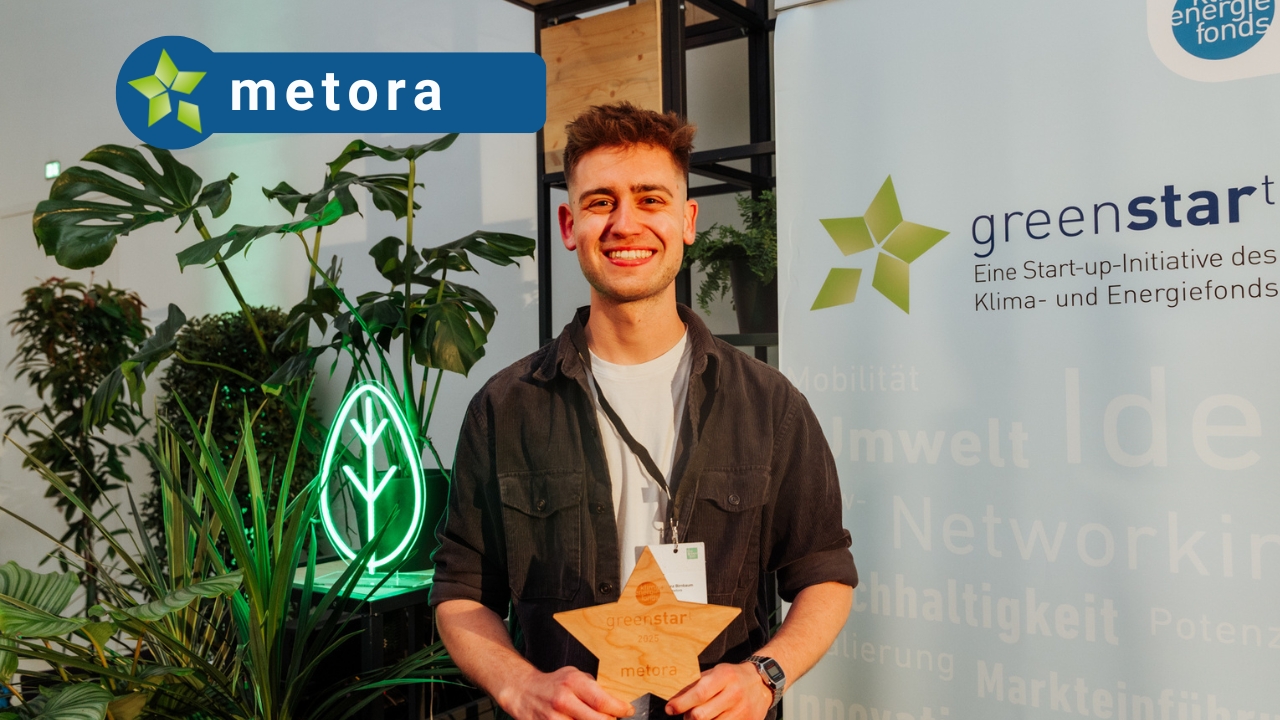 <h3>metora</h3>
<p>Metora denkt Elektroschrott-Recycling neu: Mithilfe einer KI-basierten Kameralösung wird eine präzise, kostengünstige und umweltschonende Materialanalyse von Elektroschrott möglich. Hier herrscht Handlungsbedarf, denn Recyclingunternehmen müssen bei der Verarbeitung von Elektroschrott genaue Kenntnis über dessen Materialzusammensetzung erlangen. Dafür sind teure Laboranalysen und Arbeitskräfte nötig. Metora schafft hier Abhilfe: Das KI-basierte Kamerasystem kann unkompliziert am bestehenden Förderband von Recyclingunternehmen installiert werden. Die Kamera scannt den passierenden Elektroschrott, erfasst relevante optische Merkmale wie Goldbeschichtungen oder Chips und leitet daraus die Materialzusammensetzung ab. Metora ist dabei signifikant kostengünstiger, umweltschonender und schneller als klassische Laboranalysen. – <a href="https://greenstart.at/projekt/metora/" target="_blank">Zur Detailseite</a></p>
<div class="voting"><a href="https://youtu.be/yaB00lIreo4 " class="voting-video" data-fancybox>Video</a><span class="voting-text">Wählen</span></div>