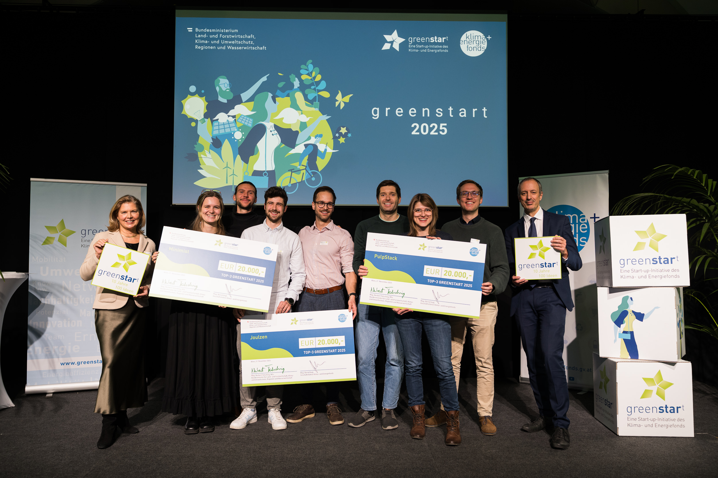 Sonja Buttenhauser (stv. Geschäftsführerin Klima und Energiefonds, ganz links) und Jürgen Schneider (Sektionschef im BMLUK, ganz rechts) mit den TOP 3 greenstart Start-up Gewinnerteams 2025: Minimist, Joulzen und PulpStack